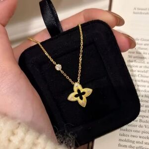 Gold Flower Pendant Necklace